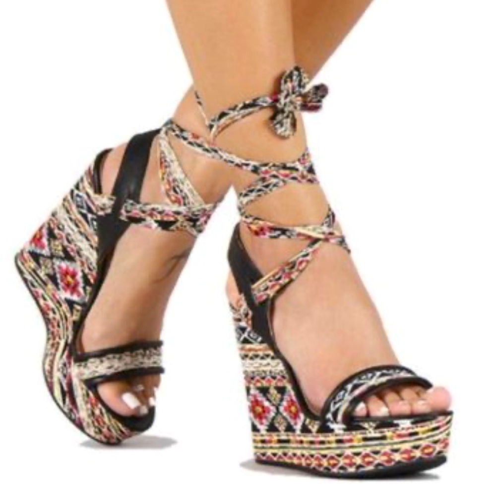 NWOT BAMBOO Charade 24 Wrap Around Fabric Lace Wedge Platform Sandals - 6.5/7